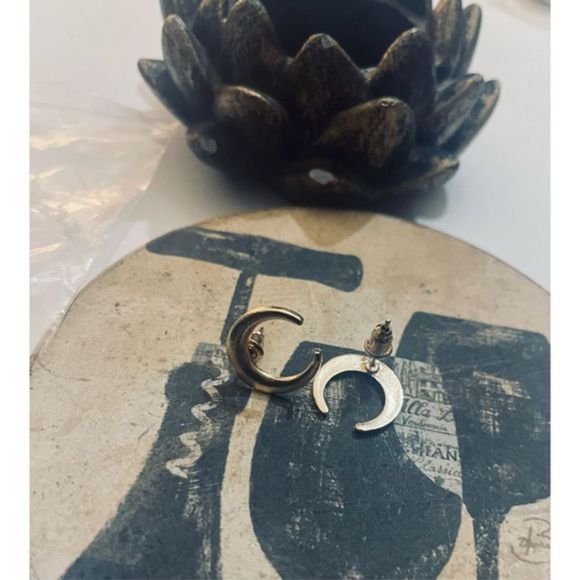 No Brand Jewelry - Gold moon stud EARRINGS